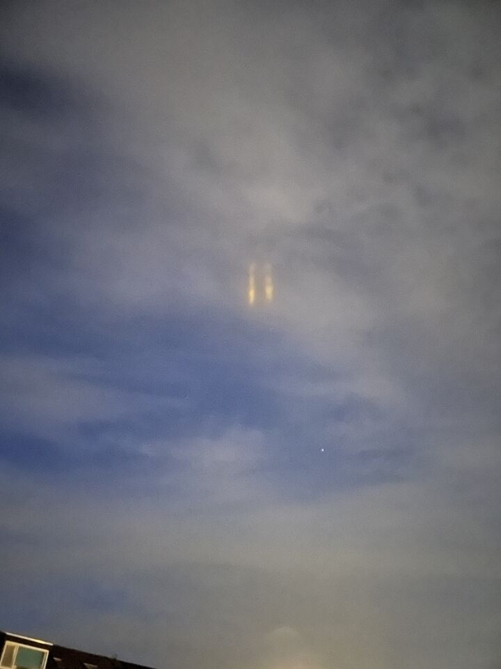 Twee gele strepen in de lucht foto