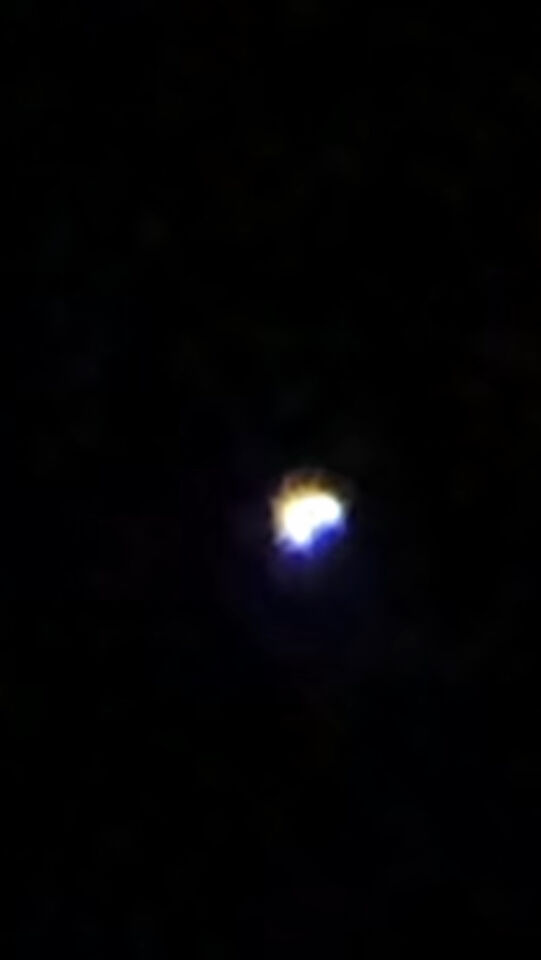 2 avonden lichtgevende bollen gespot foto