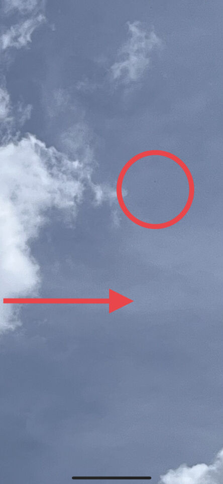 Zwarte bol die geruisloos in een rechte lijn bewoog foto