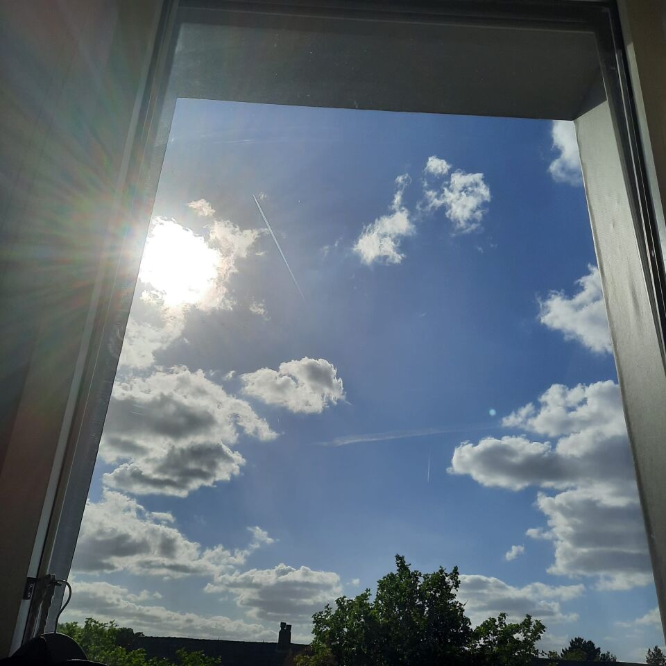 Bolvormig object in blauw wolkendek foto