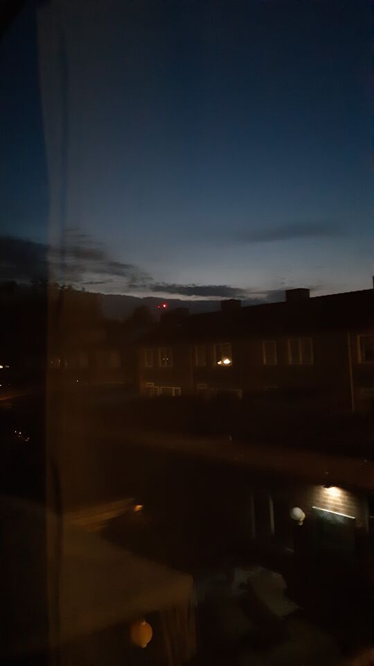 Rode fel gekleurde lichtbol met daarnaast een witte felgekleurd lichte bol foto