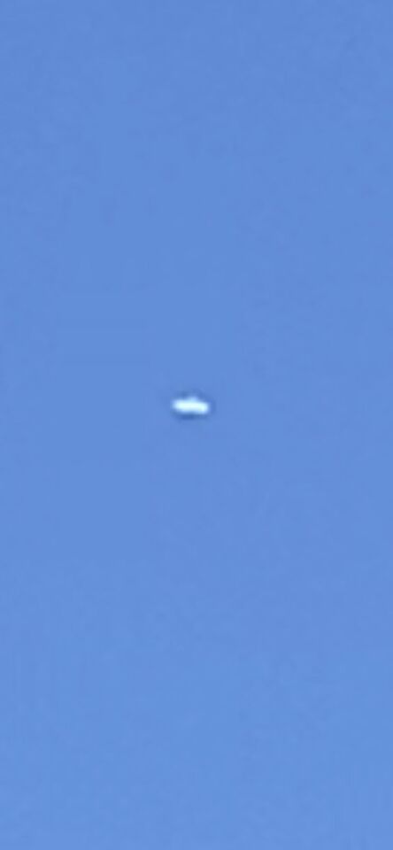 Schotelvormig object dat heel vreemd door de lucht vliegt. foto