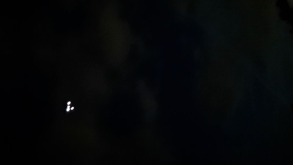 Drie lichtgevende schijven in driehoekformatie boven Groningen foto