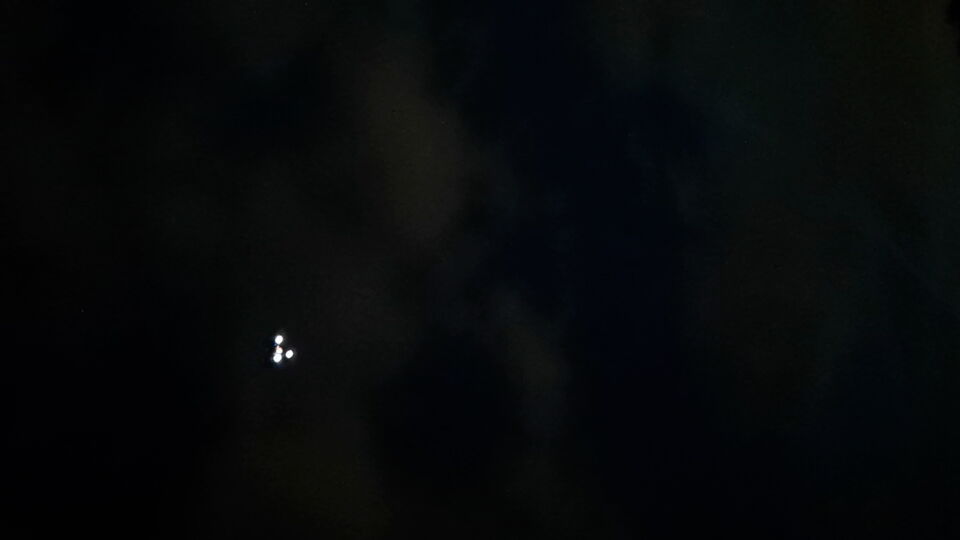Drie lichtgevende schijven in driehoekformatie boven Groningen foto