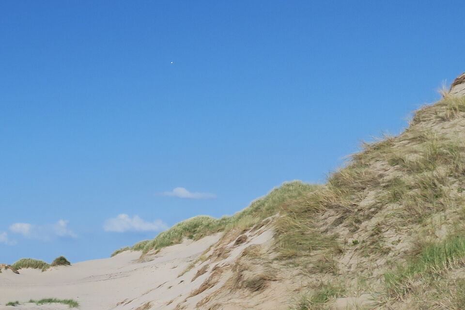 Vliegend zilverkleurig object, pijlvormig deltevleugel-achtig foto