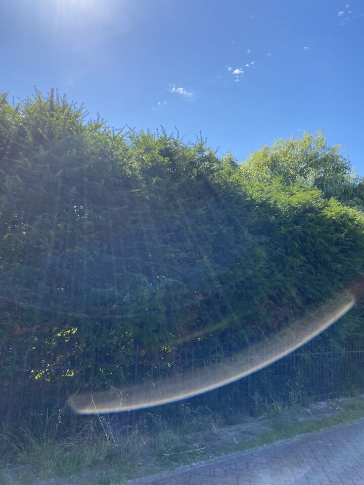 Zwart object aan blauwe hemel met constante snelheid van zuidwest naar noordoost foto