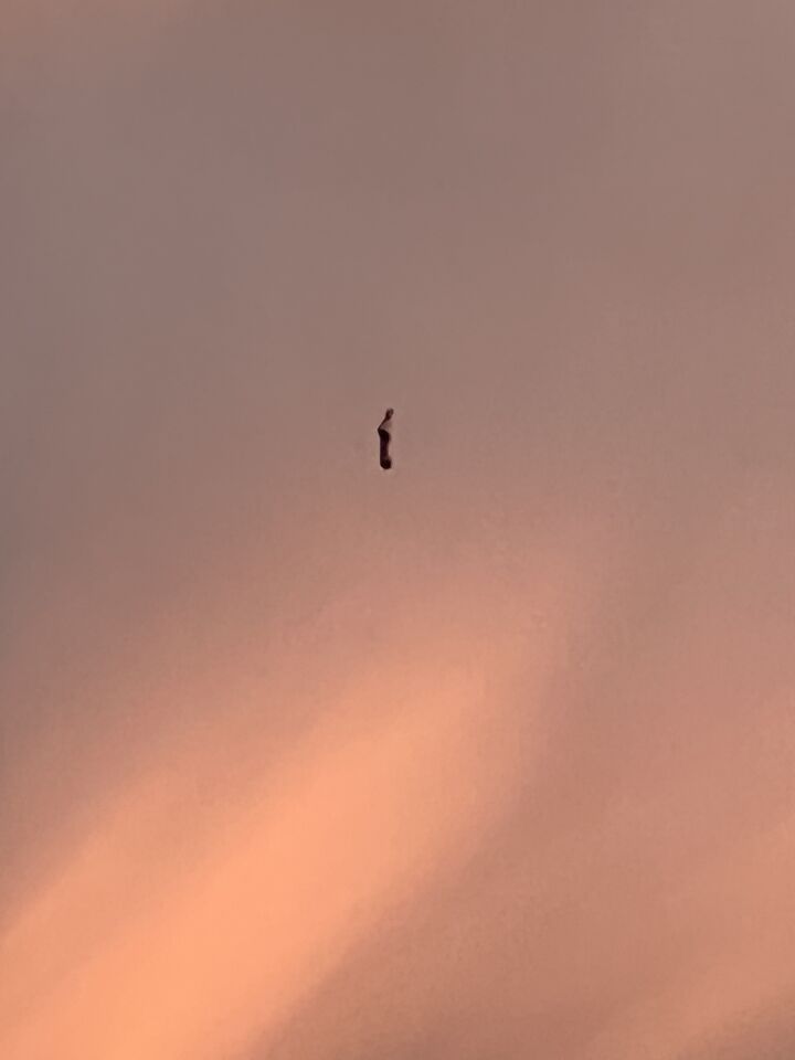 Verticaal object vliegend op 250-300m hoogte foto