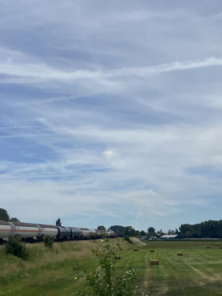 Duidelijke lichtbron alsof er een tweede kleine zon door de sluier bewolking hee foto