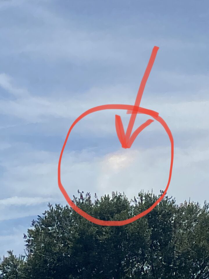 Duidelijke lichtbron alsof er een tweede kleine zon door de sluier bewolking hee foto
