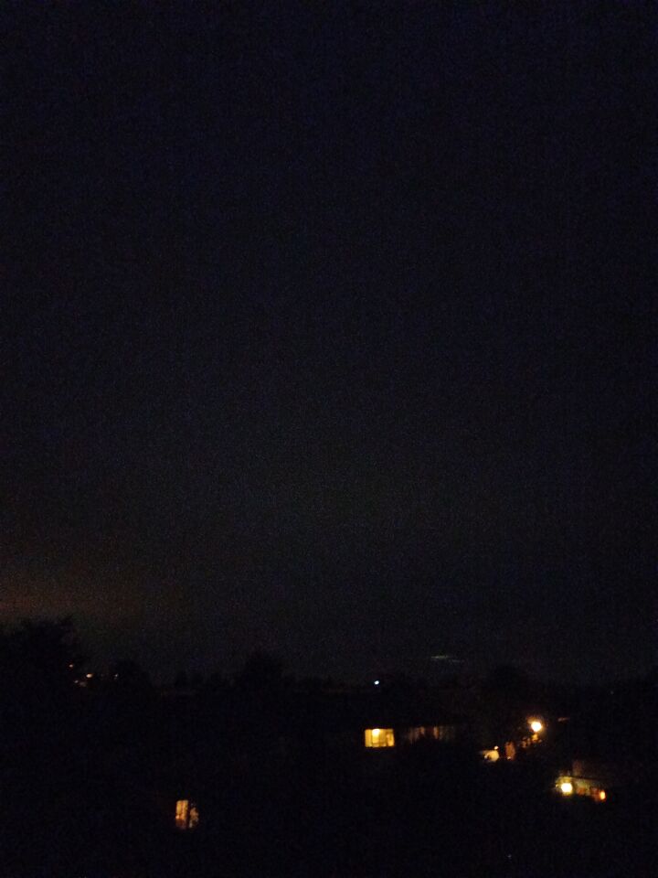 Draaiende lichten schijnen lichtjes door de wolken foto