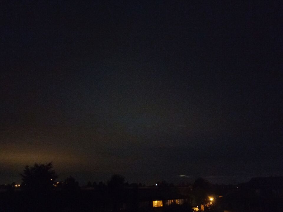 Draaiende lichten schijnen lichtjes door de wolken foto