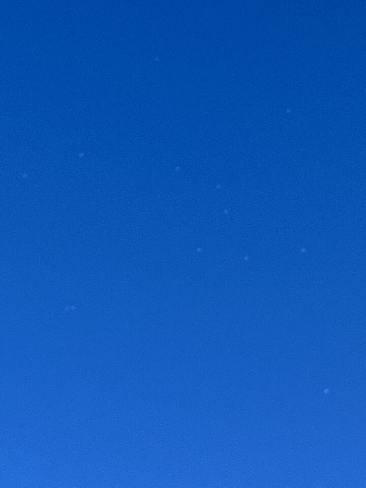 Rond de 15 witte punten in een groep met het oog te zien. foto
