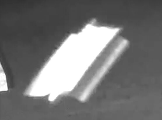 Vreemd vliegend object in de tuin gesnapt door bewkingscamera foto