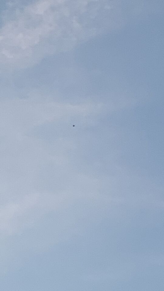 Zwarte stilstaande bol in de lucht. foto