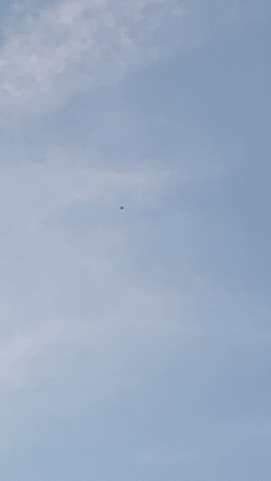 Zwarte stilstaande bol in de lucht. foto