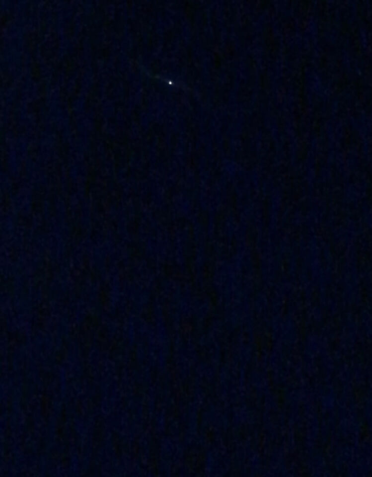 Witte bol met lichtstralen aan de zijkanten foto