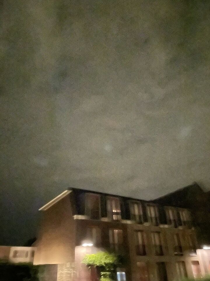 Eerst 4 toen 3 bewegende ballen in de lucht + licht object foto