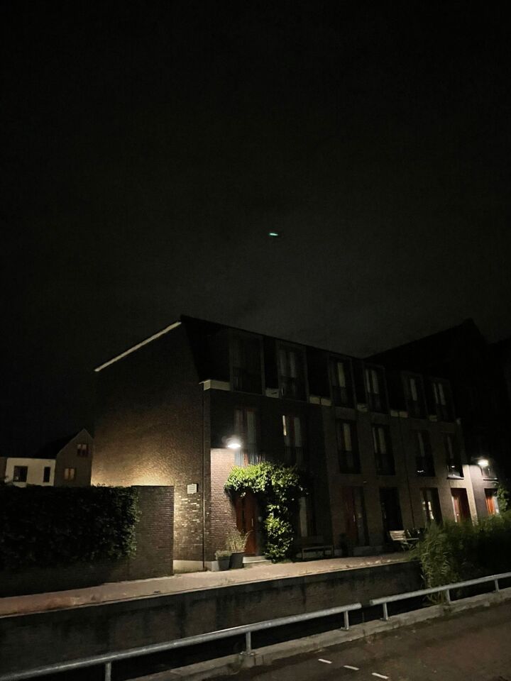 Eerst 4 toen 3 bewegende ballen in de lucht + licht object foto