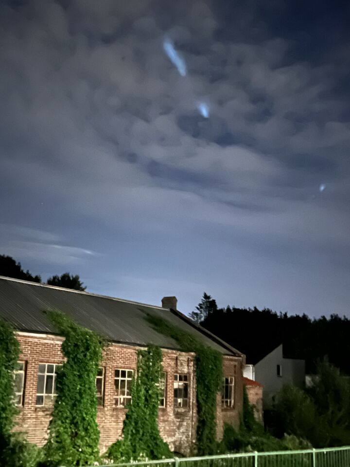 5 lichtgevende objecten waarvan 3 in rechthoekige vorm. De overige 2 bolvorm foto