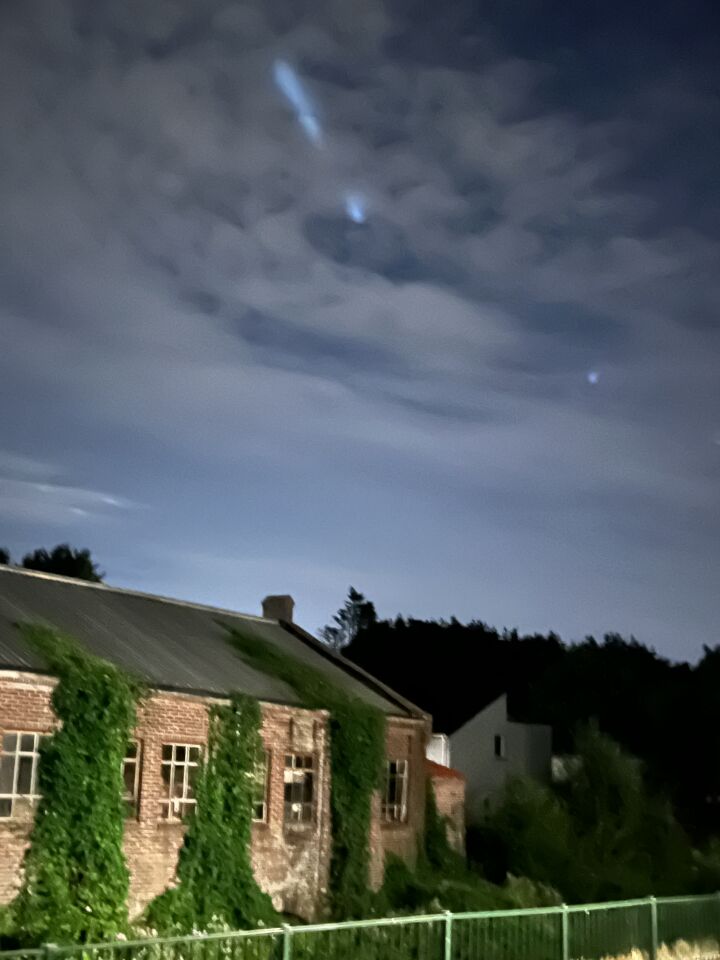 5 lichtgevende objecten waarvan 3 in rechthoekige vorm. De overige 2 bolvorm foto