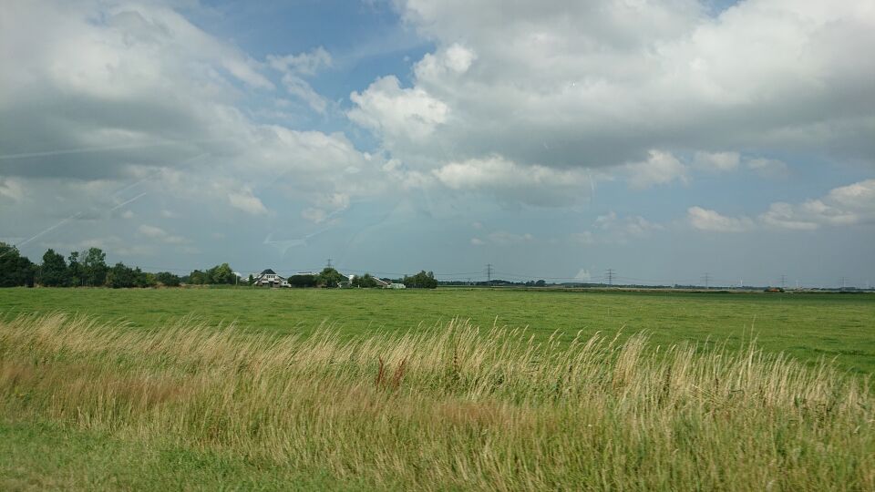 Vreemde lucht boven dak van boerderij met uitzoomen van foto twee felle bollen foto