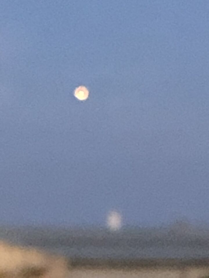 Lichte vuurbol hing stil na 5 min in beweging. foto