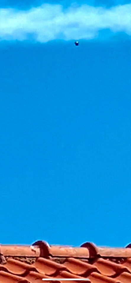Een zilveren bol die ook flonkerde met licht foto