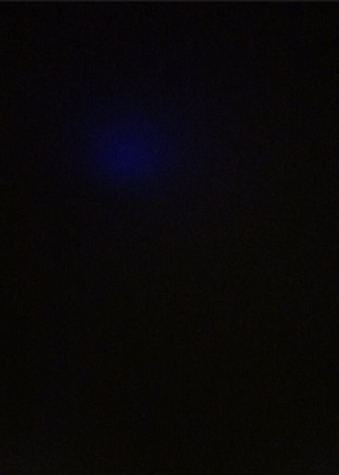 Blauw paars licht in de lucht in de vorm van een rondje bewoog van plek foto