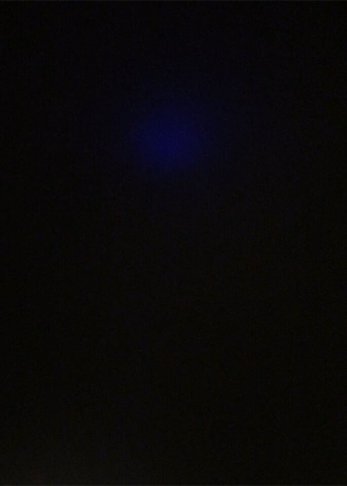 Blauw paars licht in de lucht in de vorm van een rondje bewoog van plek foto