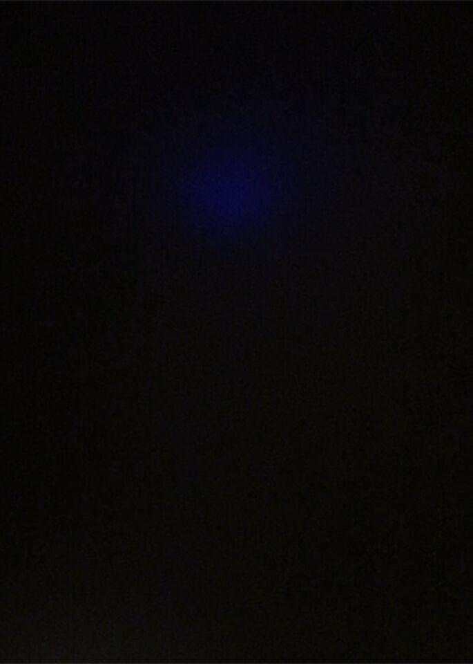 Blauw paars licht in de lucht in de vorm van een rondje bewoog van plek foto