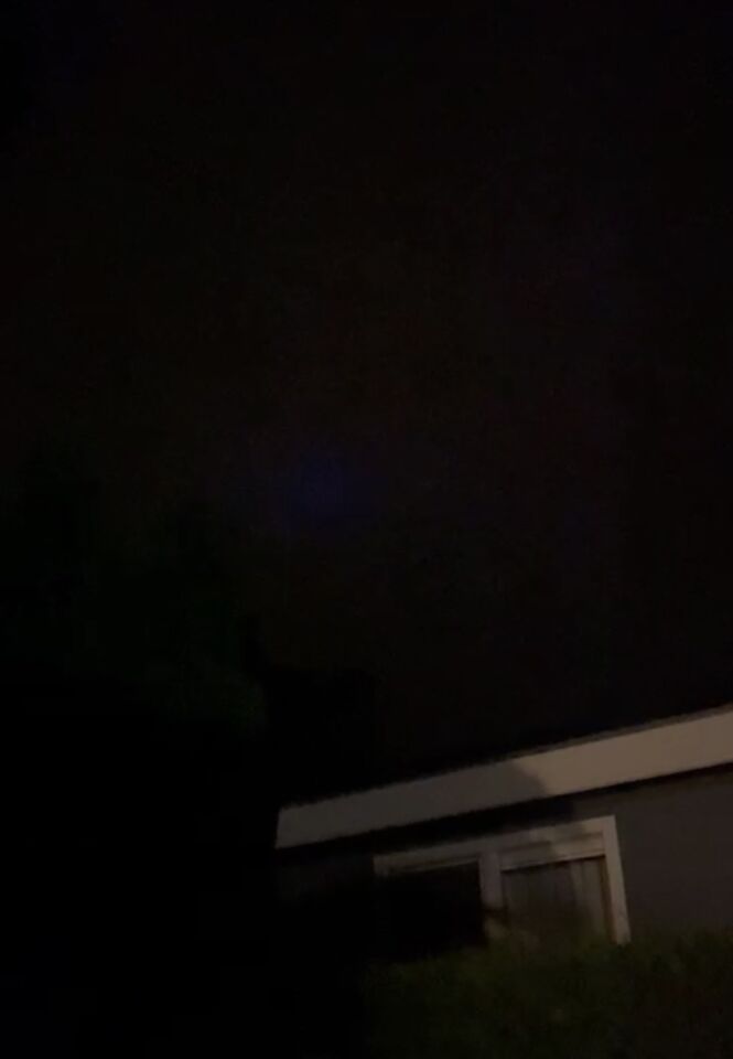 Blauw licht wat van fel, dimde en erna weer fel werd ! Tussen de wolken foto