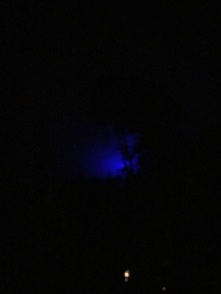 Een paarse licht in de lucht wat zich heletijd verplaatst foto