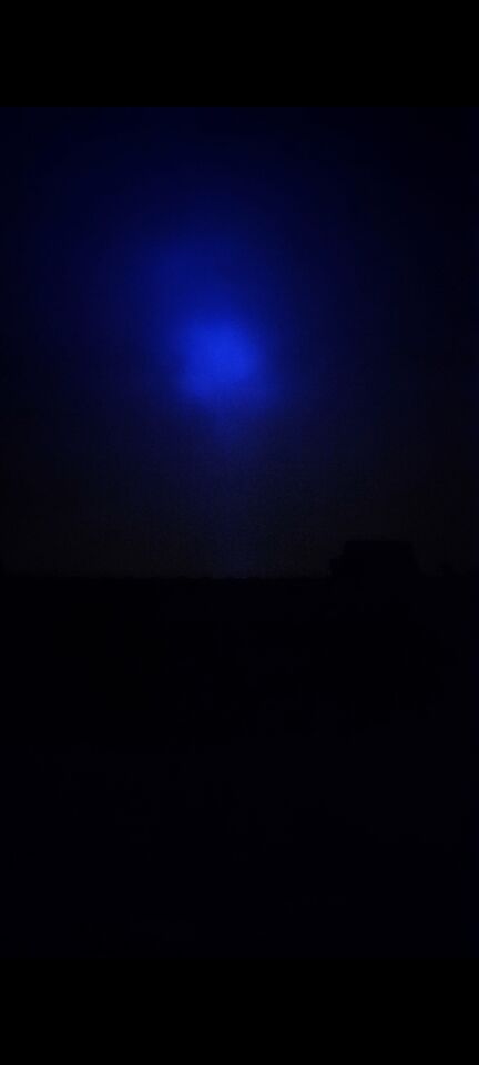 Het was een blauwe stip dat leek te schijnen naar beneden met blauw licht. foto