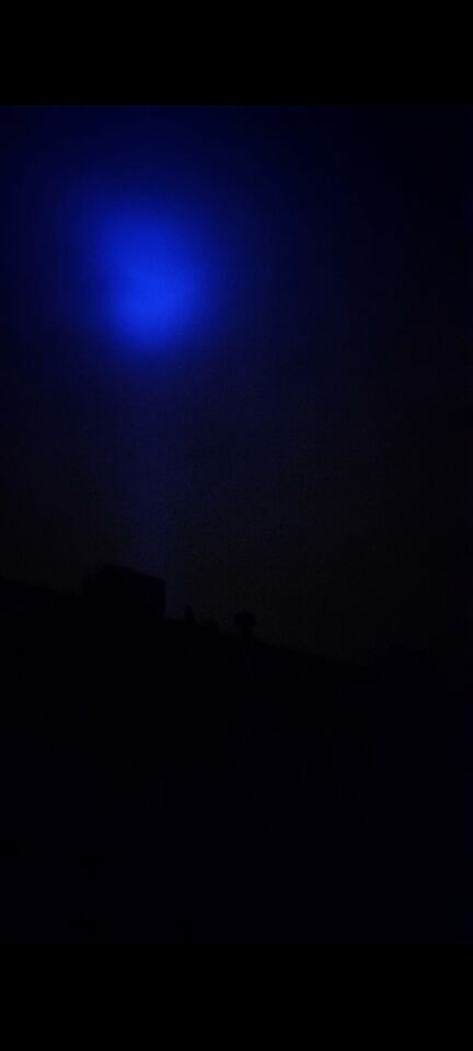 Het was een blauwe stip dat leek te schijnen naar beneden met blauw licht. foto