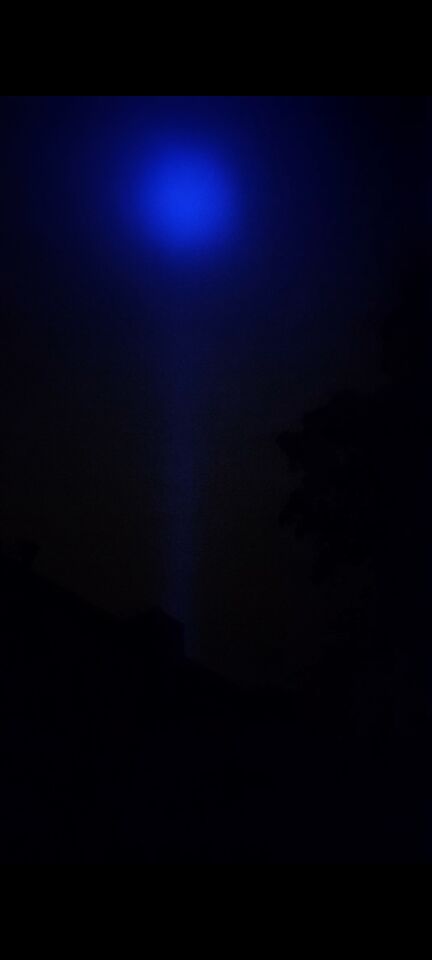 Het was een blauwe stip dat leek te schijnen naar beneden met blauw licht. foto