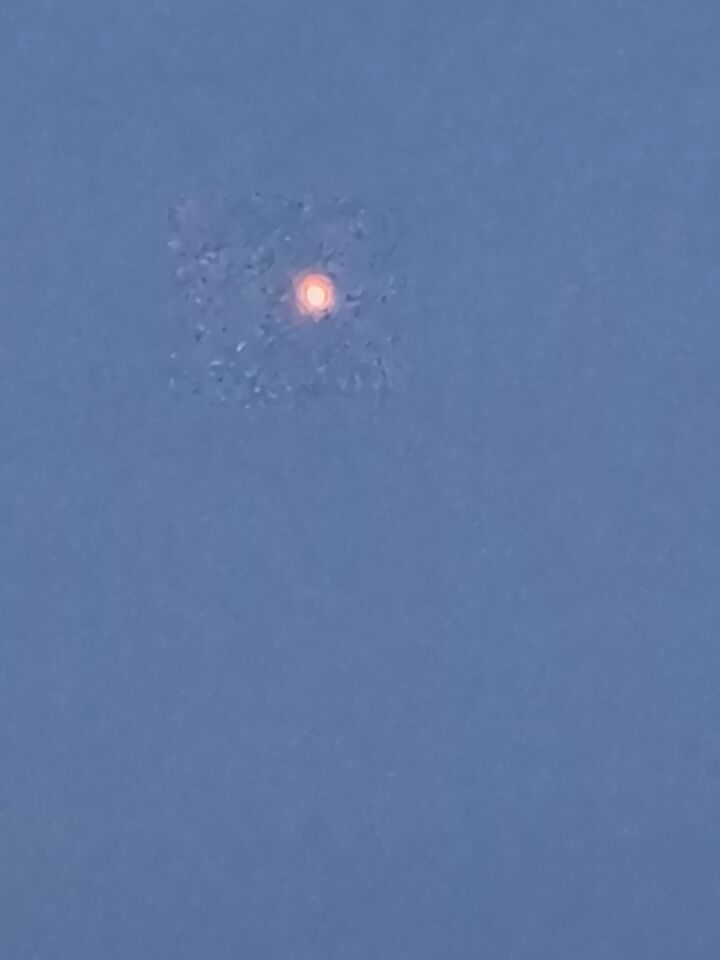 Brandend rond object met lichte kleur in het middelste gedeelte. foto
