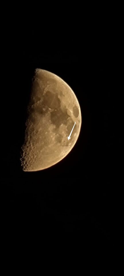 Taking a picture of the moon and a fast object captured in second photo of the m foto