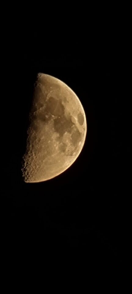 Taking a picture of the moon and a fast object captured in second photo of the m foto