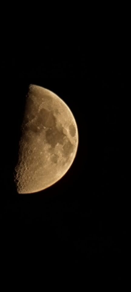 Taking a picture of the moon and a fast object captured in second photo of the m foto