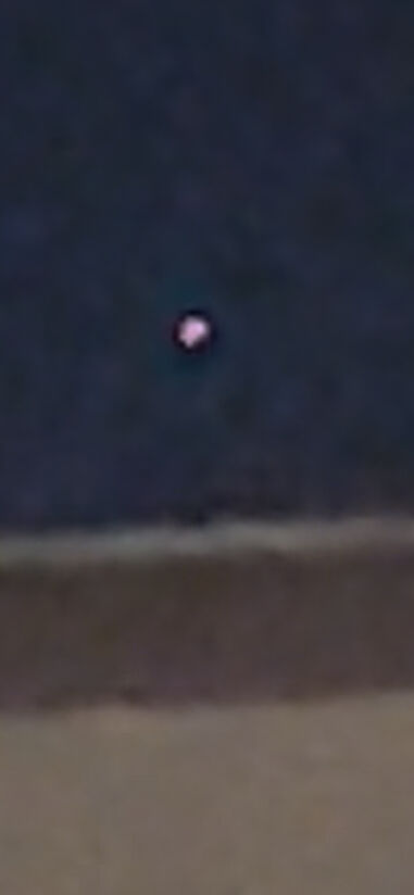 Lichtgevende bol met de kleuren wit rood en groen. Het hing daar ongeveer 30 min foto