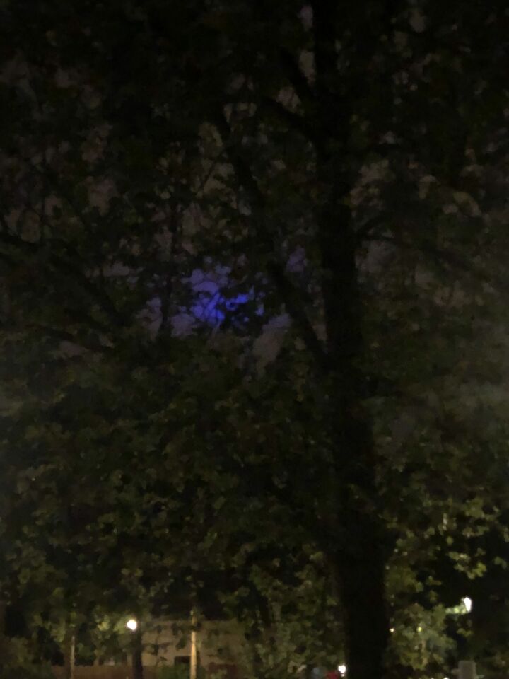 Blauwpaarse bol met licht foto