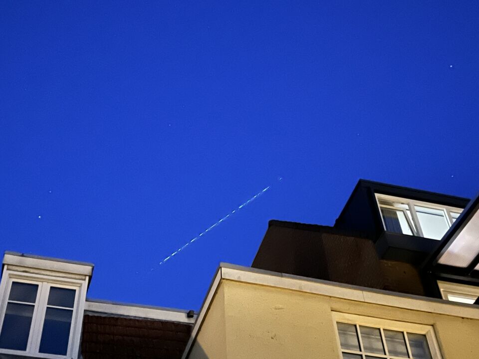 Diverse objecten met helicoptersnelheid blauw/wit wisselend verlicht foto