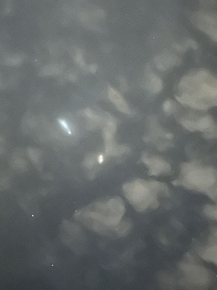 2 lichtbollen, één ovaal en de ander pilvormig foto
