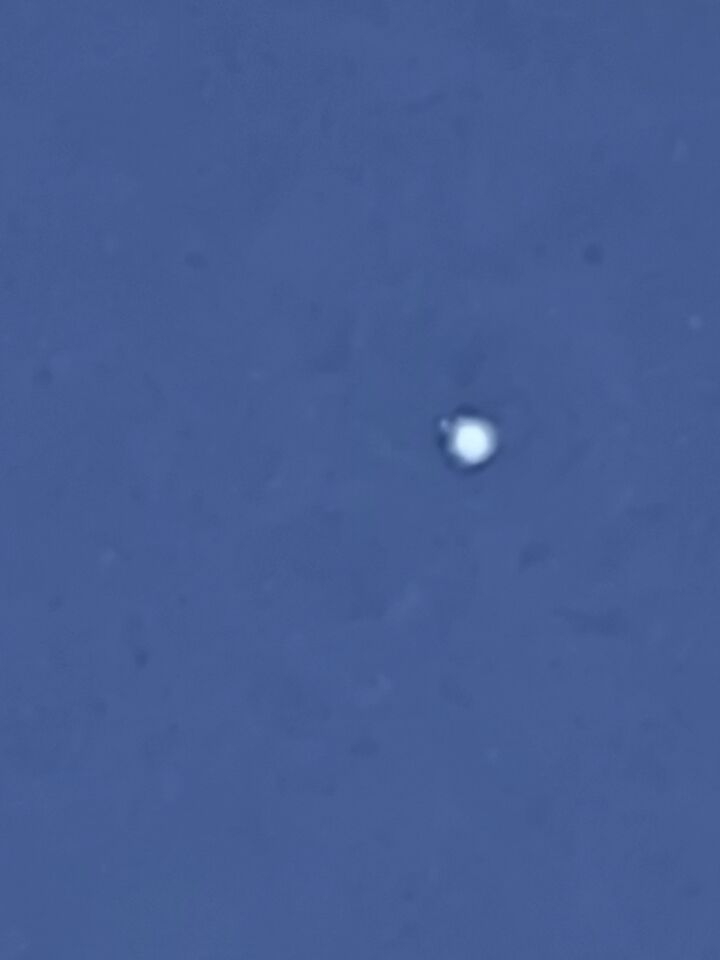 Helder wit rond licht, met rond draaiend zwart er omheen foto