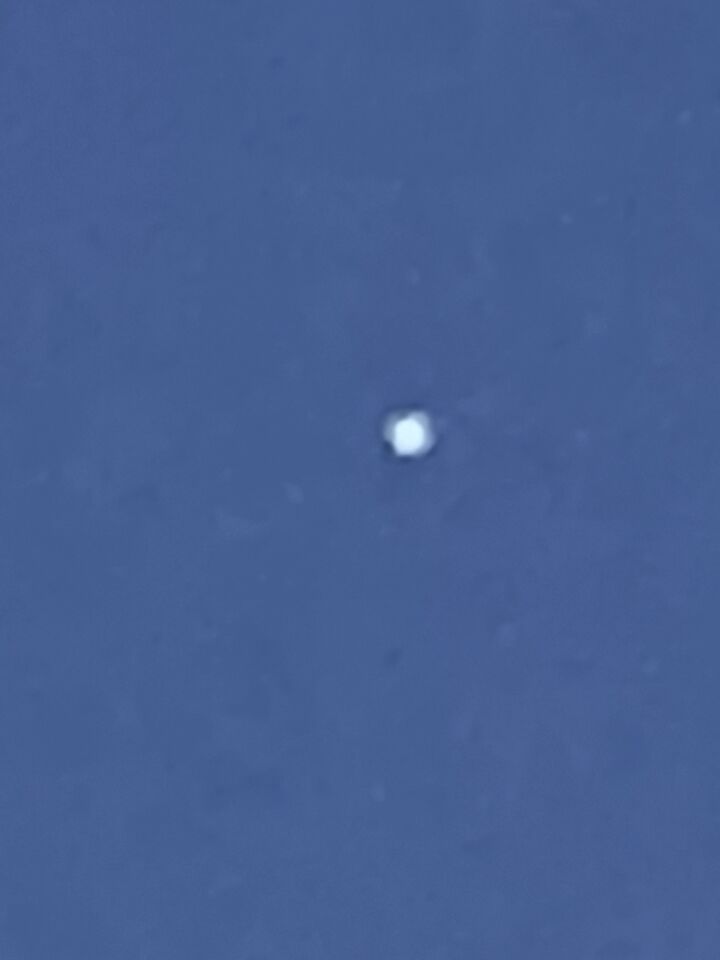Helder wit rond licht, met rond draaiend zwart er omheen foto