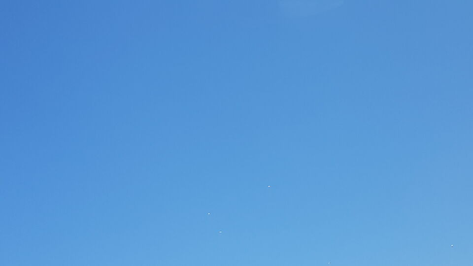 4 objecten wit/rood. driehoek vormig foto