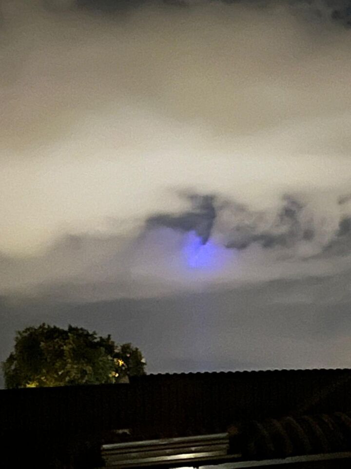 Paars licht dat verplaatst en soms weg is en weer terug komt foto