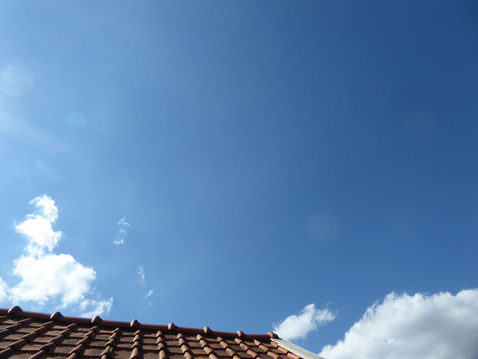 Een wit object dat heel hoog in de lucht hangt en heel langzaam verplaatst foto