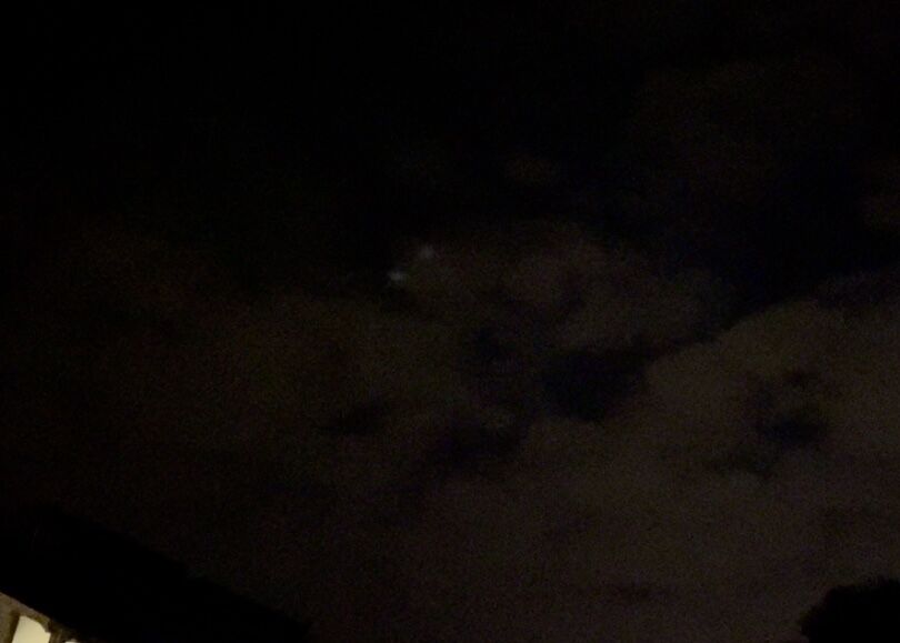 Bewegende witte bollen tussen de wolken foto