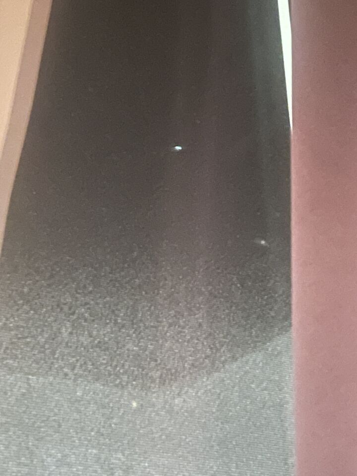 3 licht bolletjes naast elkaar, stuiteren af en toe. foto